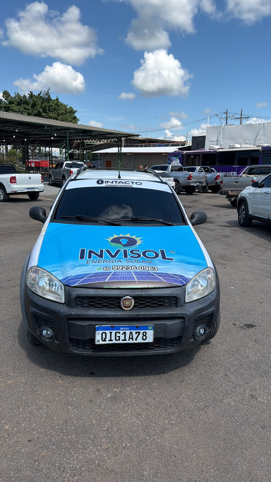 Frente da caminhonete InviSol com capô adesivado com painéis solares