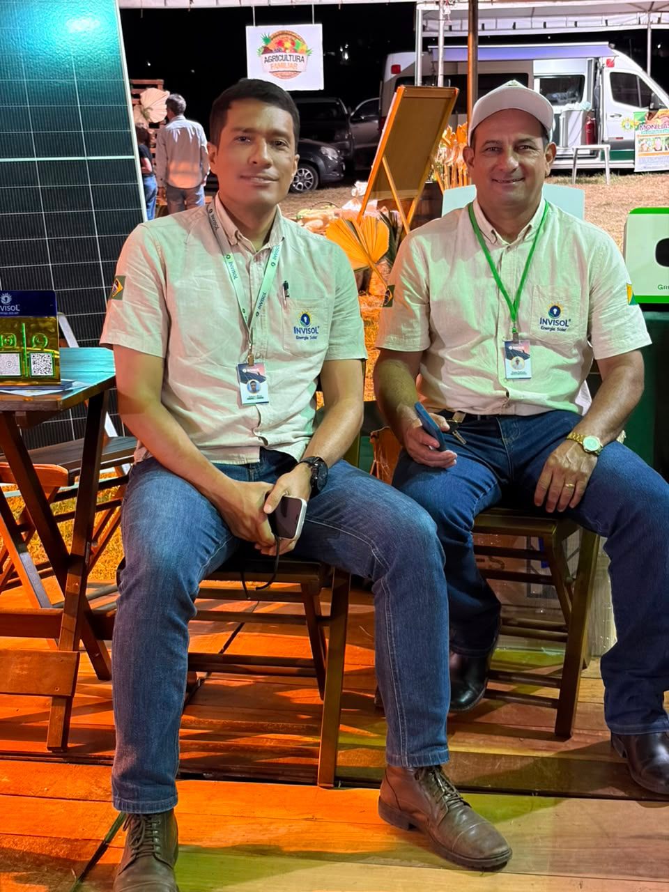 Dois integrantes da equipe InviSol uniformizados em feira de agronegócio